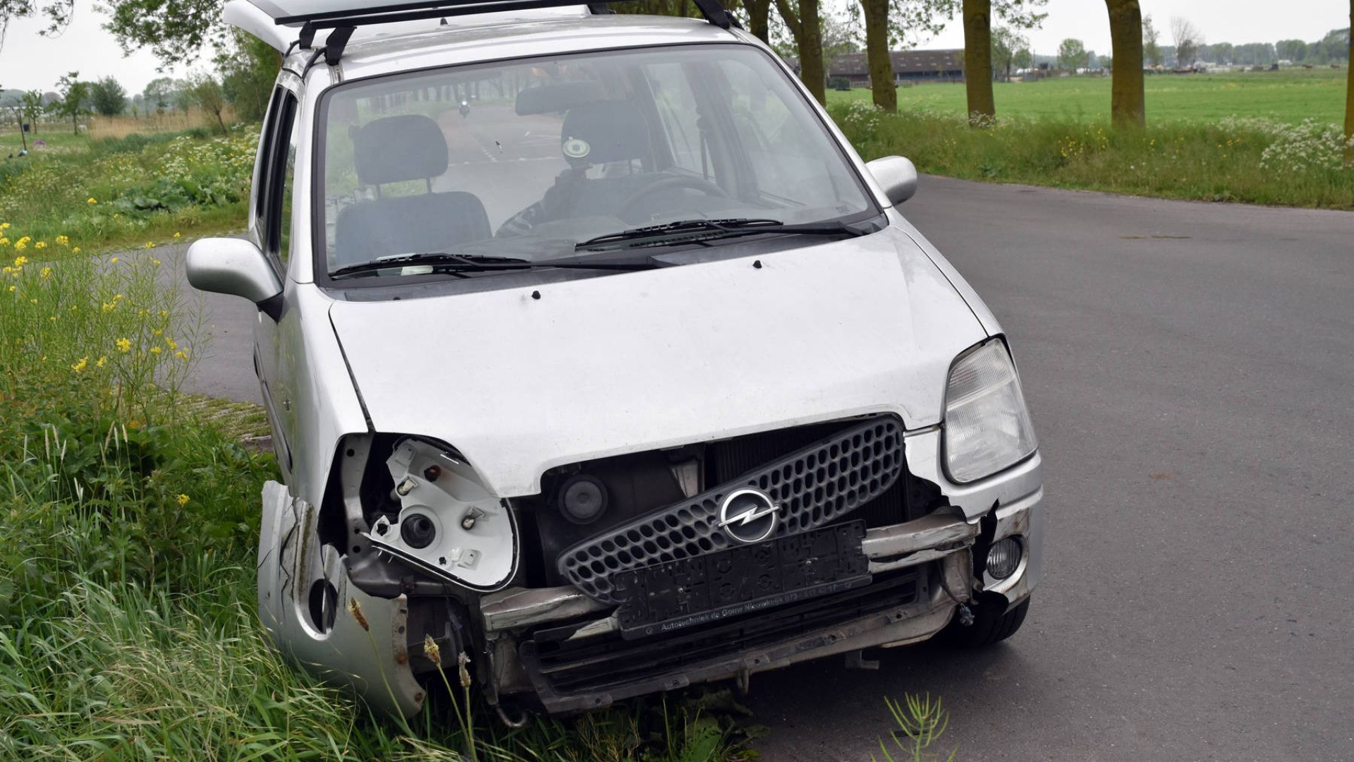 Aanrijding tussen twee auto's • politie naar woningoverval