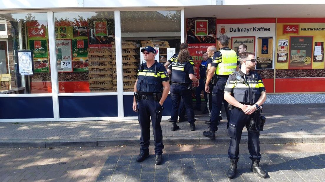 Politie bij gesloten supermarkt Noord Deurningen
