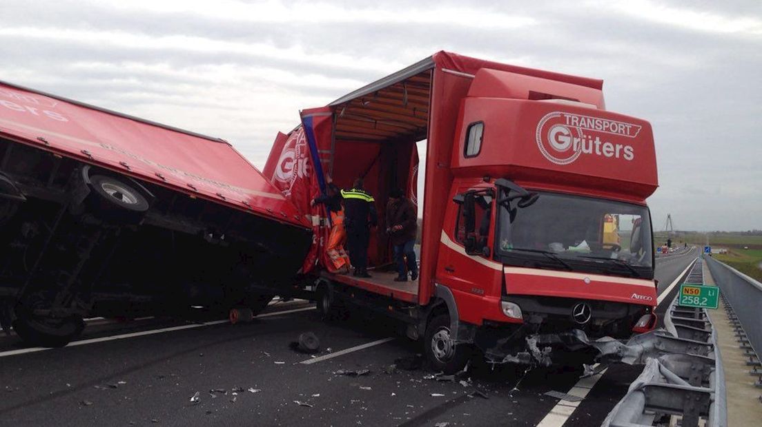 Omgewaaide vrachtwagen op Ramspolbrug