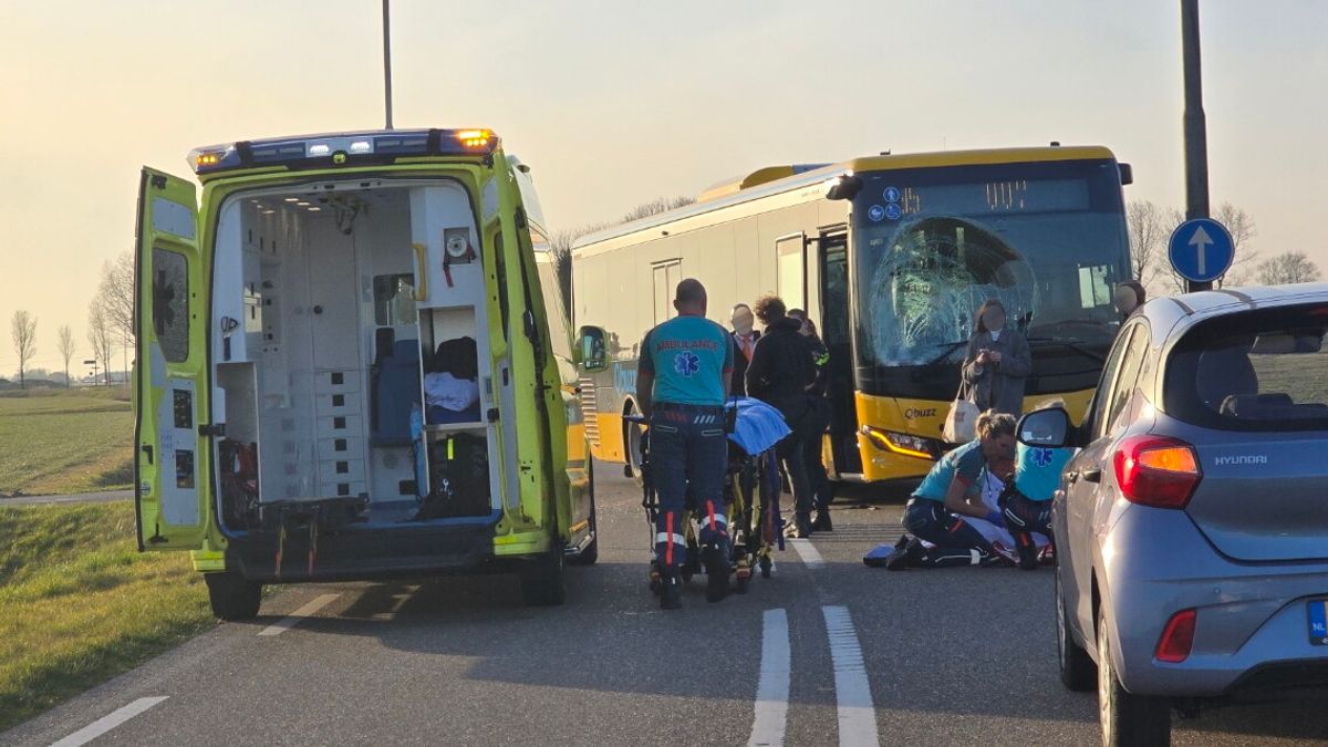 Fietser aangereden door bus bij Wirdum | Supermarkt in De Westereen ontruimd vanwege vreemde lucht