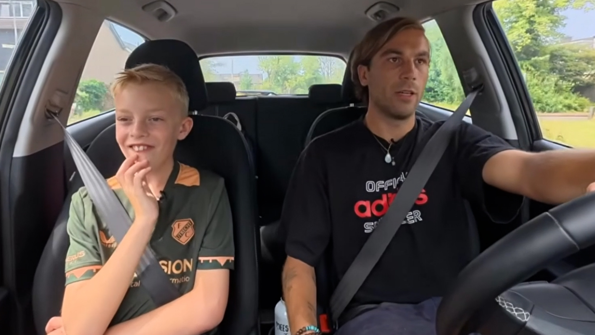 In de auto van meester Jules vertellen leerlingen uit speciaal onderwijs hun verhaal