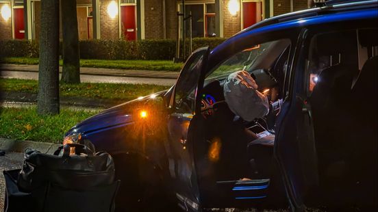 Auto tegen hek na botsing