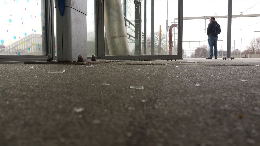 Een 22-jarige man uit Nijmegen is in de nacht van dinsdag op woensdag aangehouden op station Nijmegen Goffert. De man had even daarvoor meerdere ruiten ingeslagen met een hamer.