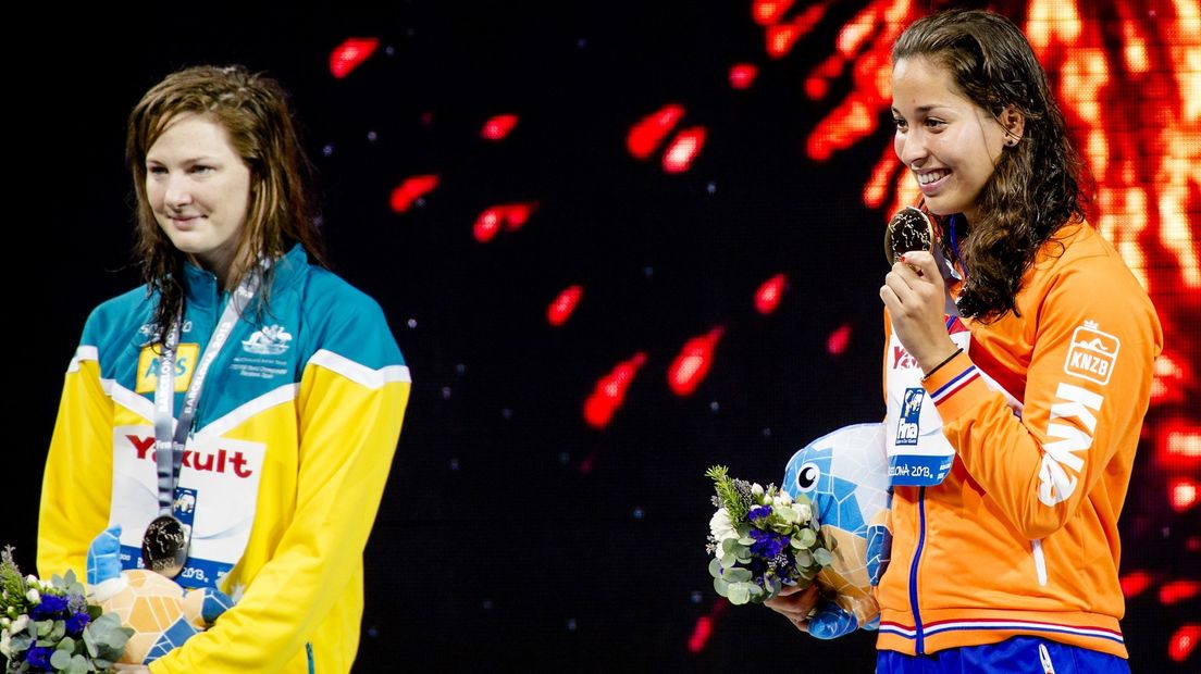 Ranomi (rechts, goud 50 m vrij) en Cate Campbell (links, zilver) op WK Zwemmen in 2013.