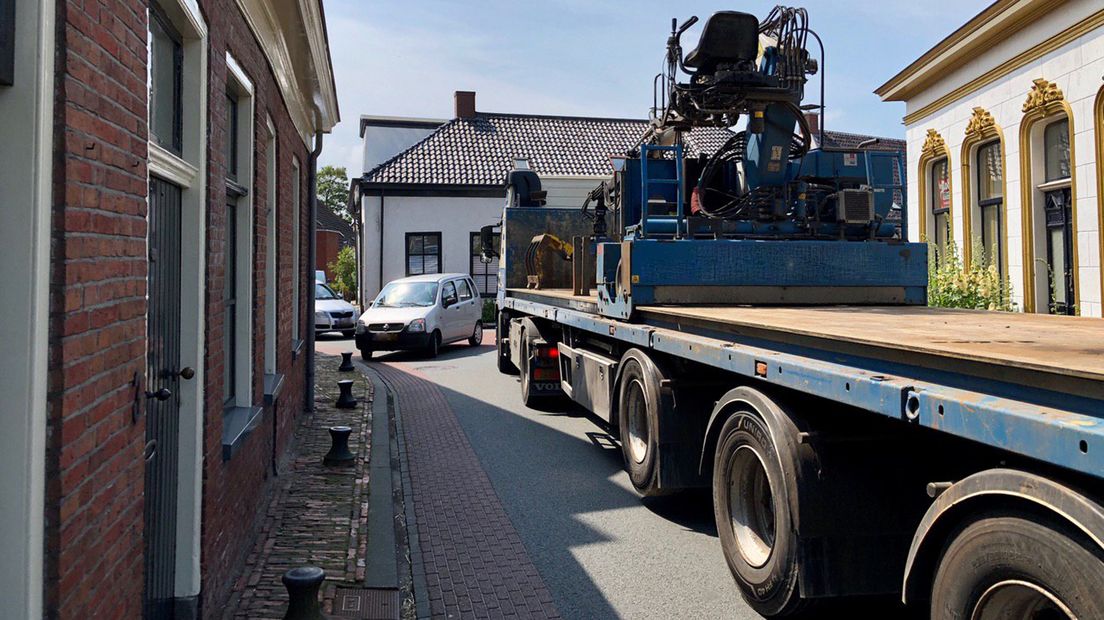 Een vrachtwagen in de nauwe straten van Onderdendam