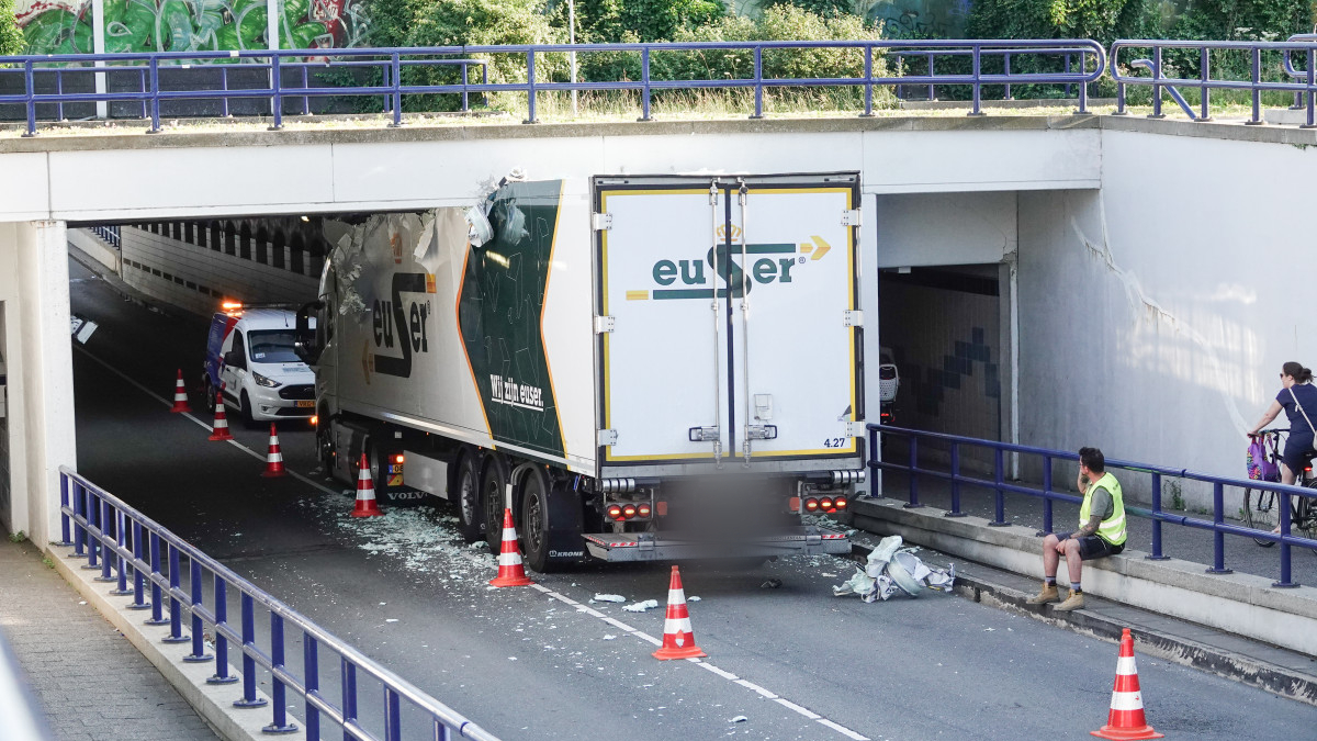 De vrachtwagen raakte zwaar beschadigd in de Krispijntunnel.