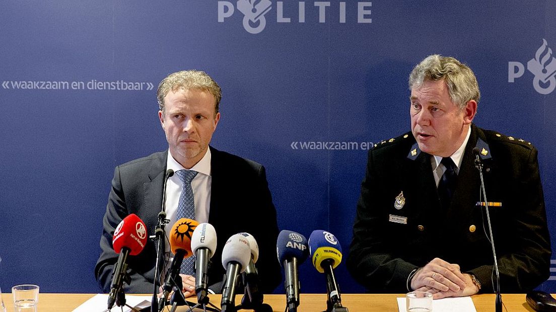 Hoofdofficier van Justitie Johan Bac (L) en Willem Woelders, politiechef Midden Nederland tijdens de persconferentie.