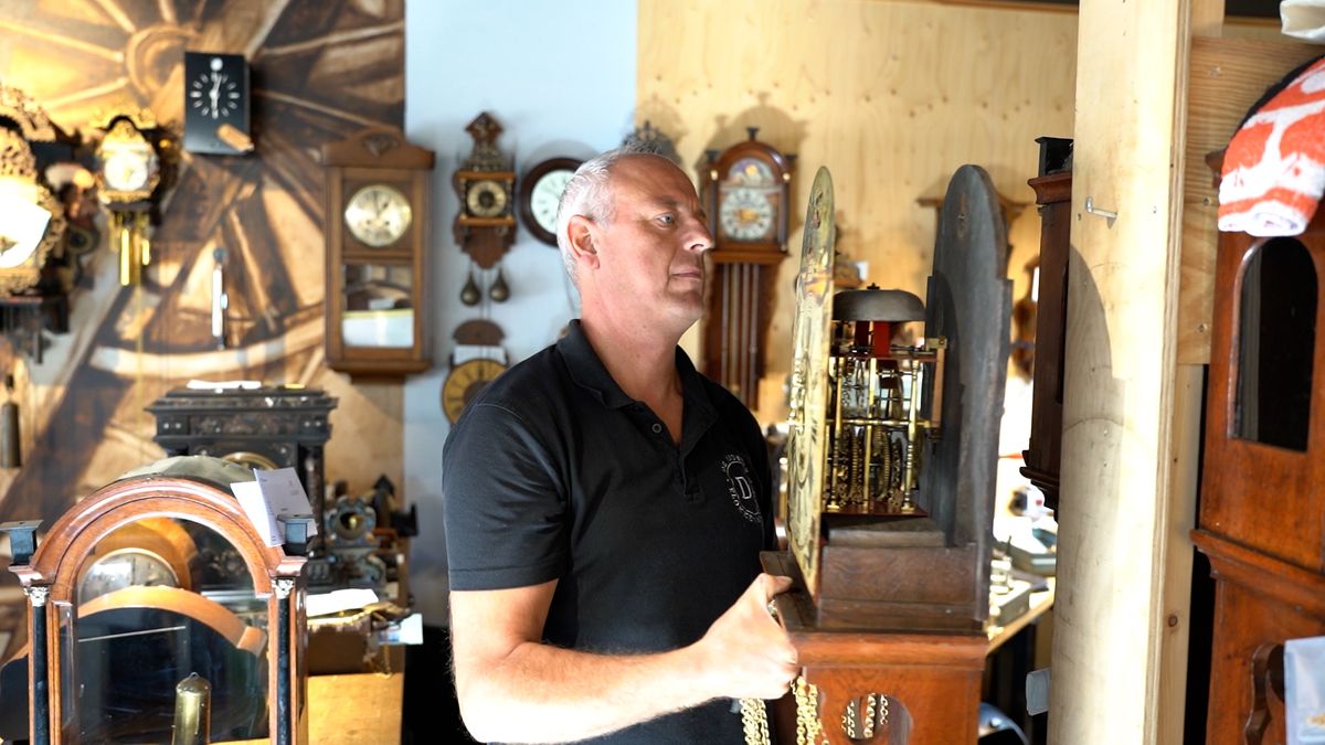 Dennis Canrinus uit Joure repareert al dertig jaar lang oude klokken: 