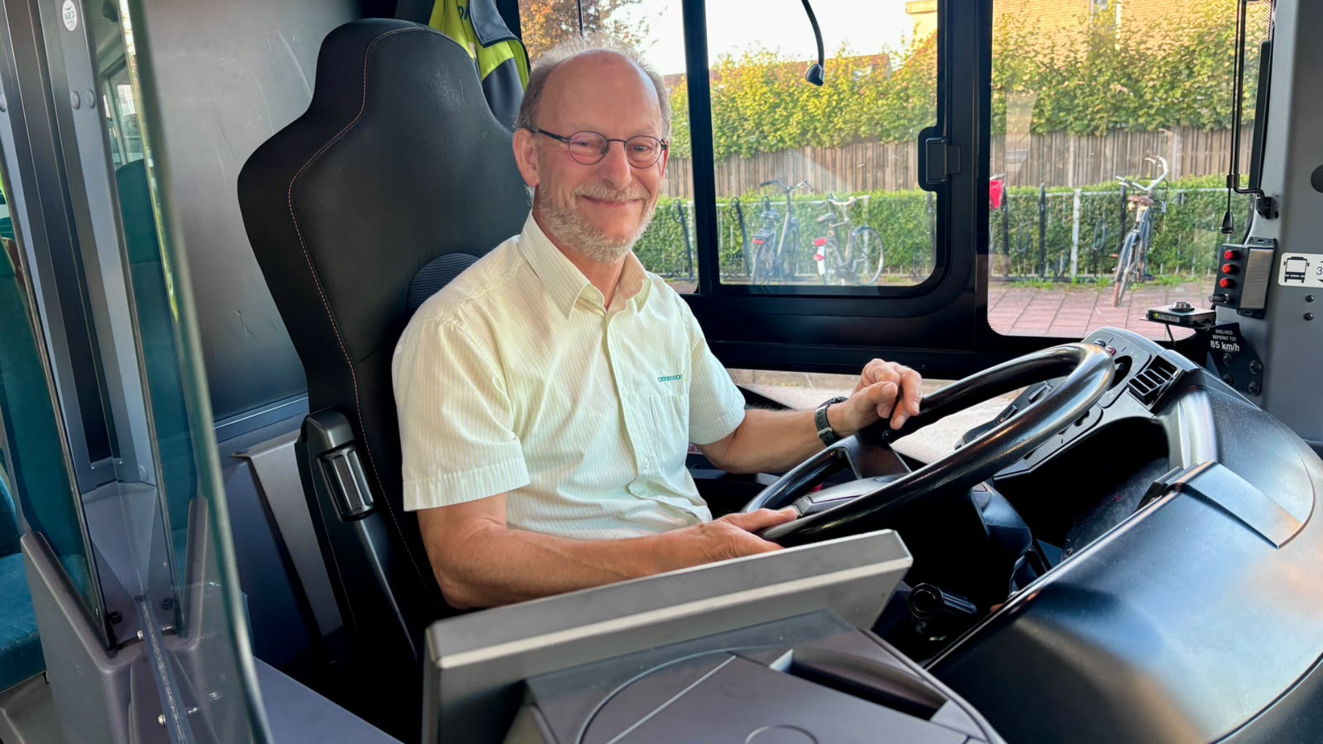 Buschauffeur Hans woensdagochtend in zijn bus.