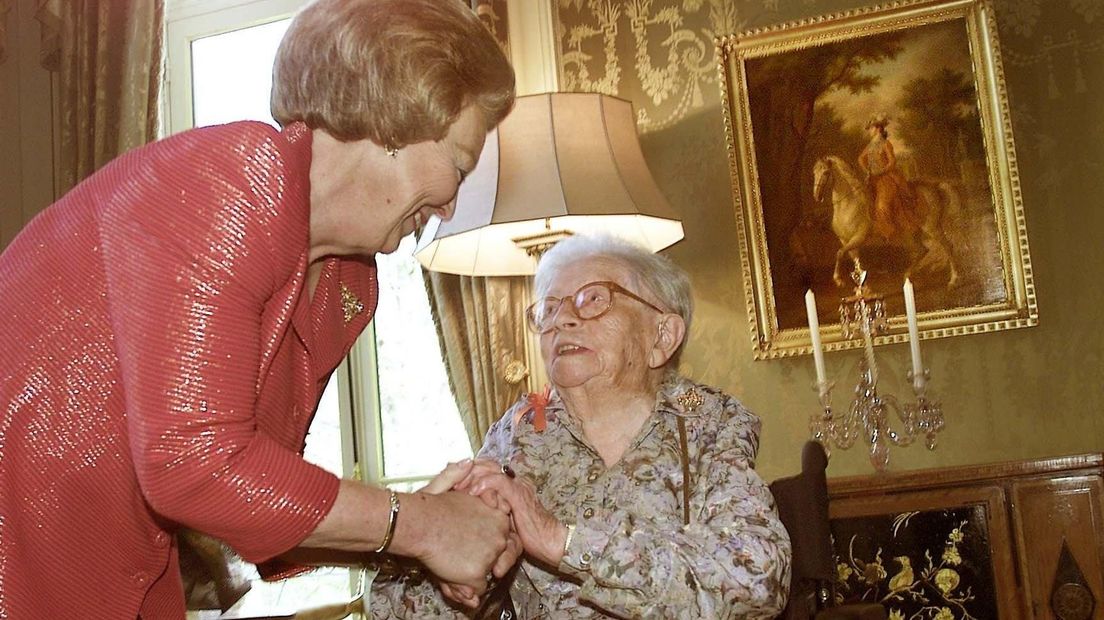 Hendrikje van Andel met toenmalig Koningin Beatrix op haar 110e verjaardag (Rechten: ANP)