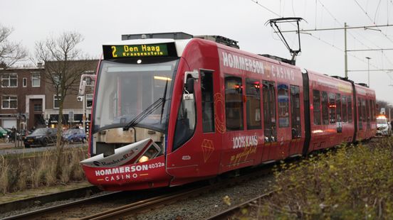 Taxi wordt aangereden door tram. Taxi wordt aangereden door tram.