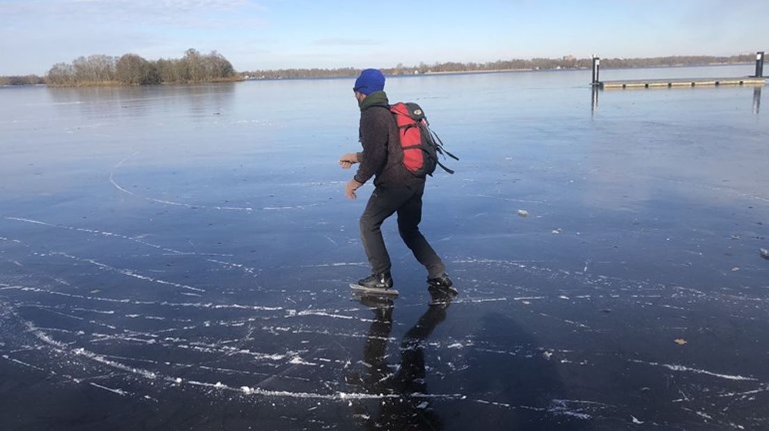 Op het Paterswoldsemeer wordt geschaatst, maar vertrouwd is het niet (Rechten: RTV Noord/Joyce Kranenborg)