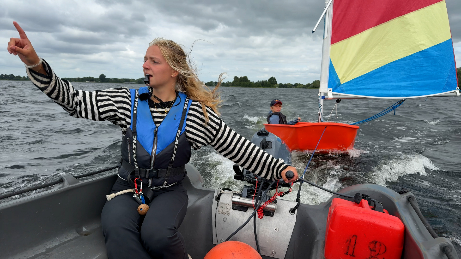 5 bootjes, 1 instructeur: zo brengt Fenna (18) kinderen het zeilen bij