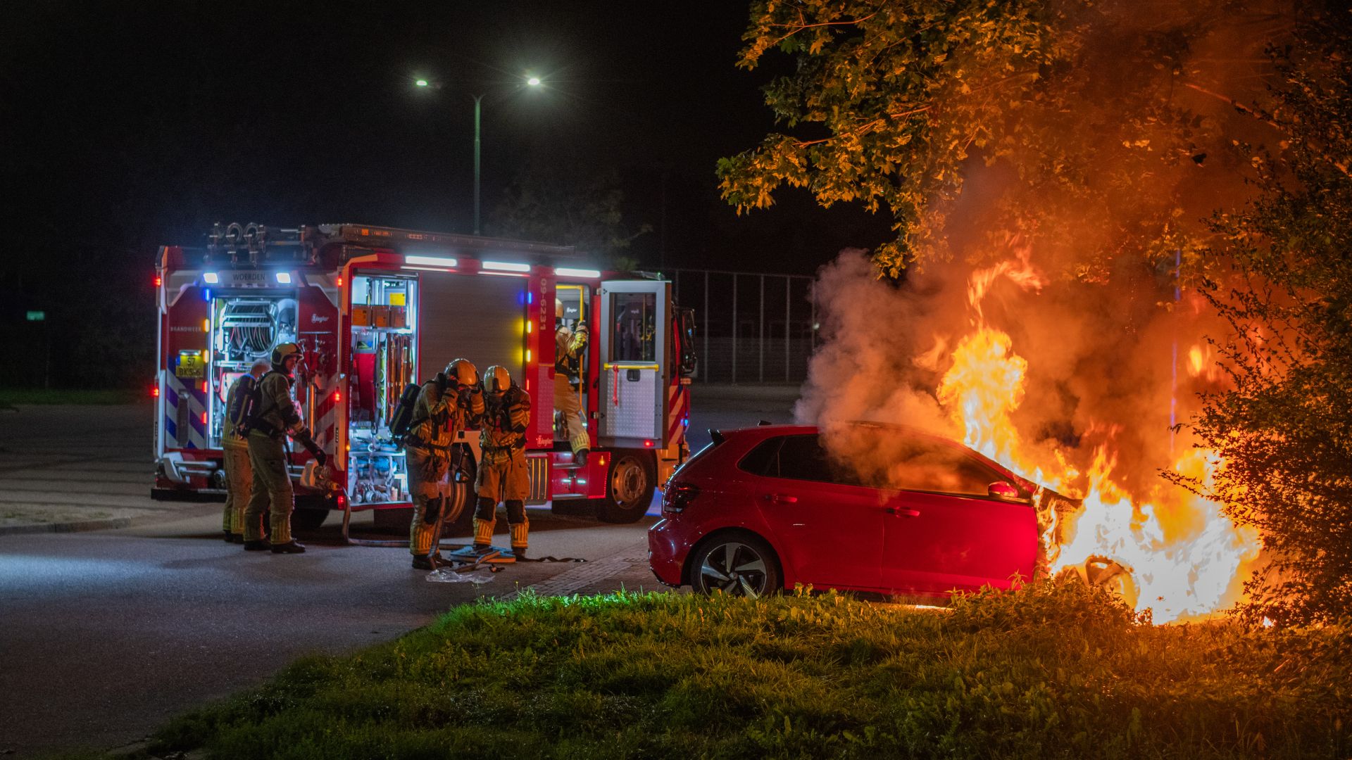 Auto vliegt in brand bij voetbalclub