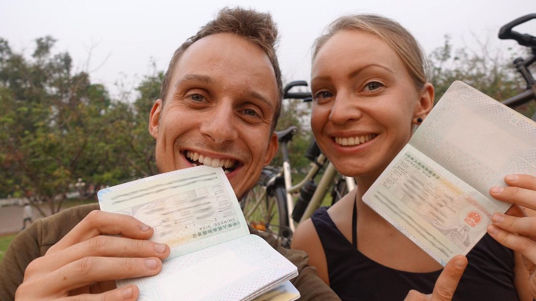 Martijn (28) en Mariëlle (28) uit Groningen zijn maar wat blij dat hun visum voor China binnen is.