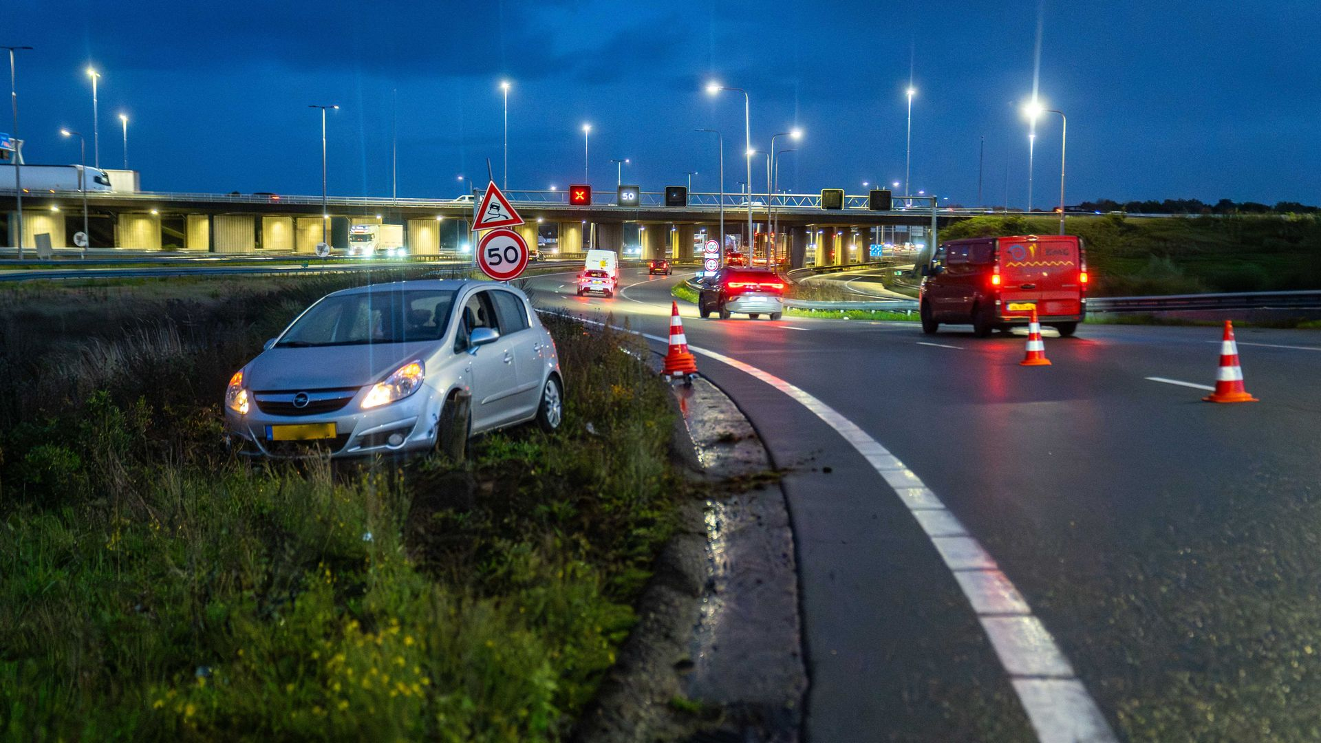 Weer gaat het mis op een klaverblad, auto vliegt uit de bocht