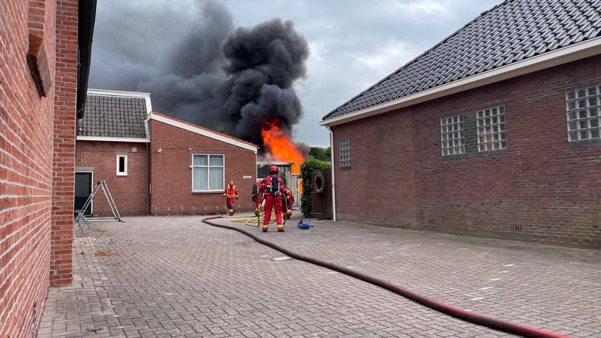 112-nieuws: Brand naast kerk in Stadskanaal, vrees dat vuur overslaat • Extra beveiliging bekladde w