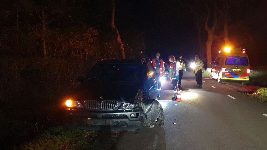 De automobilist botste zondagavond tegen een boom