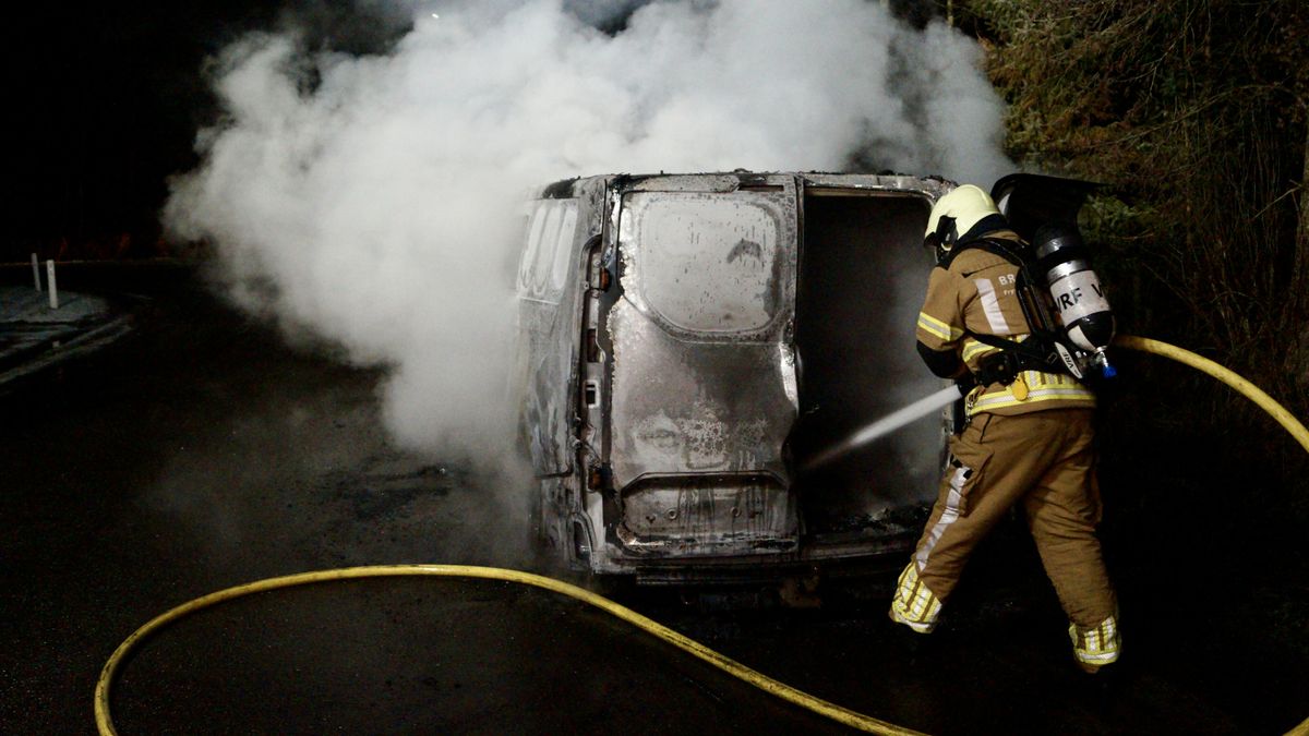 Busje uitgebrand in De Westereen