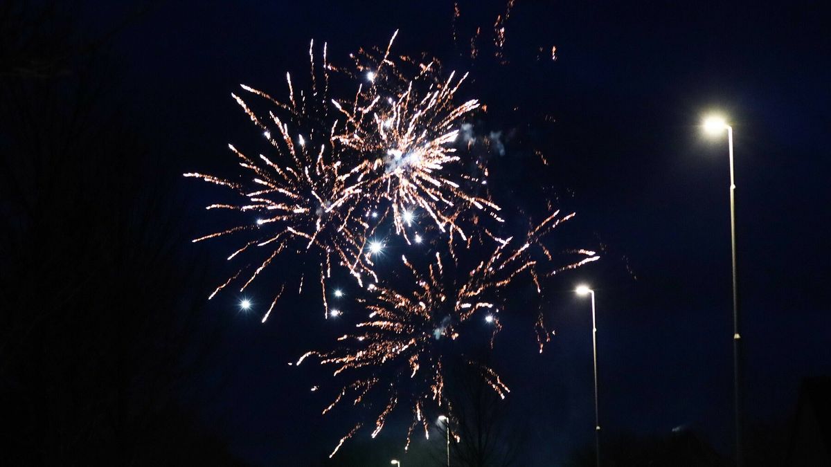 Vuurwerkshow Burum wordt verplaatst | Brandweer in actie bij vuren in Wierum en Blije