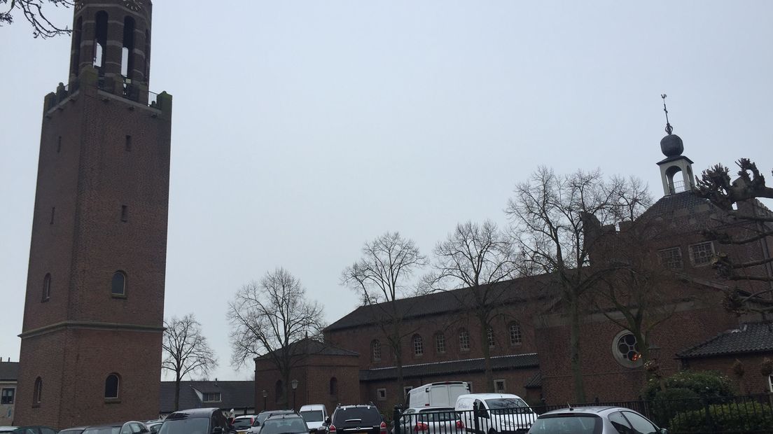 De emoties liepen hoog op zondag na de mis in de De Heilige Martinuskerk in Velddriel. De kerk zat vol met boze en teleurgestelde parochianen. Deze week kreeg de trouwe kerkgemeenschap te horen dat hun kerk en die in Alem te koop is gezet.