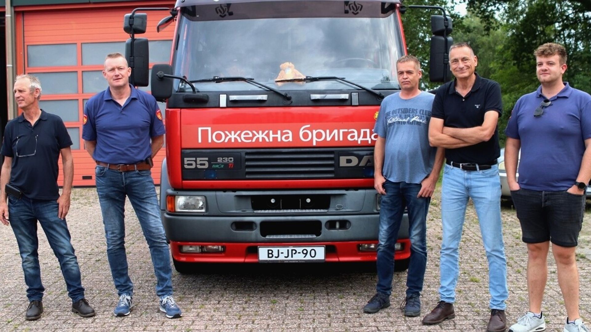 Kollumer rijden brandweerwagen 'met alles erop en eraan' naar Oekraïne