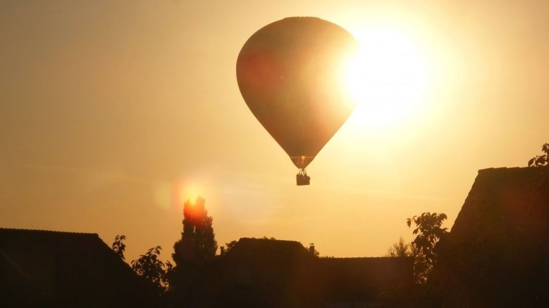 Luchtballon in de avondzon boven Westdorpe