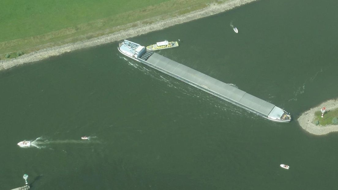 Vrachtschip blokkeert de IJssel en het Twentekanaal