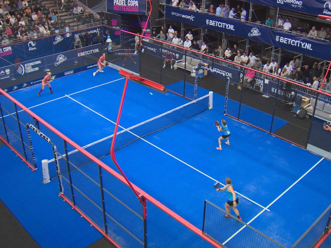 Beeld van de damesfinale in de Padel Copa aan het Henegouwerplein