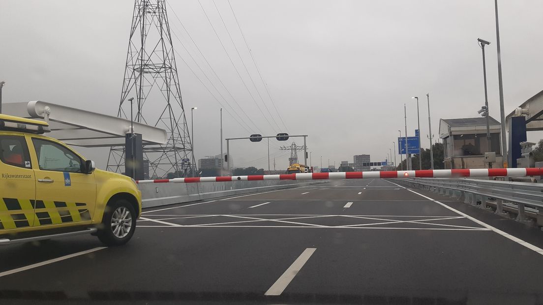 De slagbomen in storing op de Ring Zuid over het Winschoterdiep