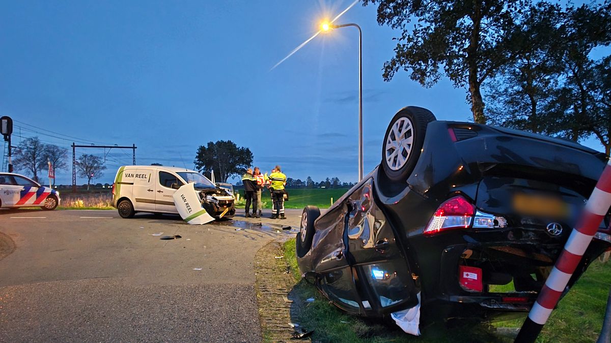 112 Nieuws: Auto slaat over de kop bij Staphorst