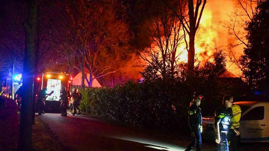Uitslaande brand op bungalowpark Hoge Hexel | Fietsster gewond bij aanrijding in Hengelo. Uitslaande brand op bungalowpark Hoge Hexel | Fietsster gewond bij aanrijding in Hengelo.