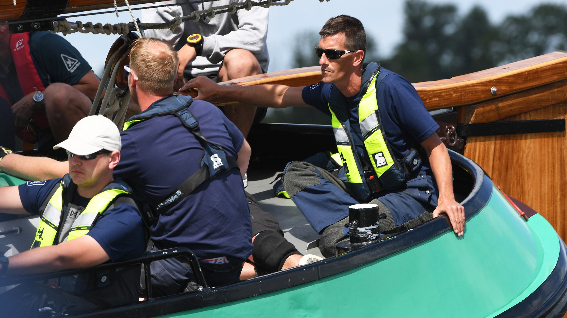 Jappie Visser oan it helmhout fan de Sneker Pan