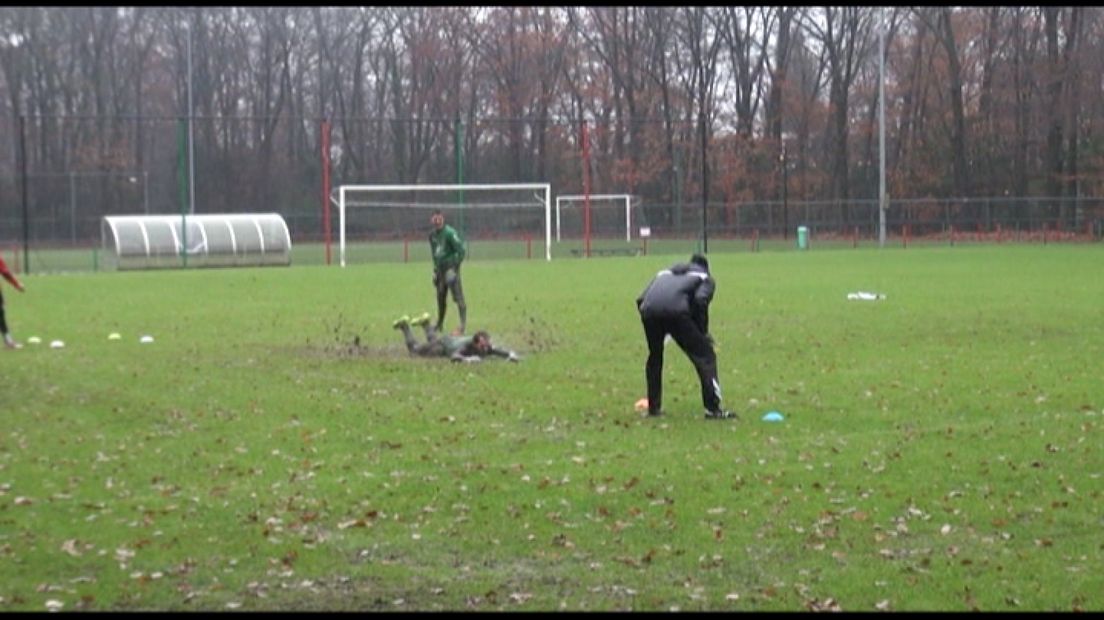 NEC heeft vrijdagochtend de training voortijdig afgebroken.Door regenval was het veld doorweekt, waarop trainer Ruud Brood besloot om te stoppen.