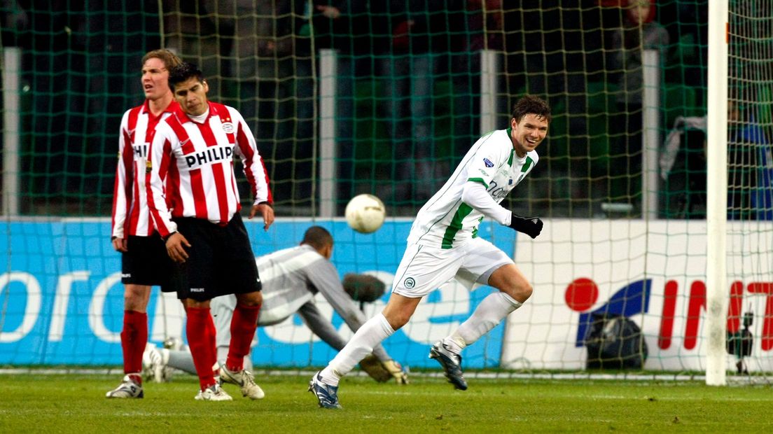 Marcus Berg loopt juichend weg na een goal tegen PSV