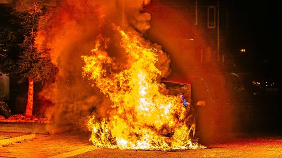 Auto vat vlam na knal • chalet uitgebrand