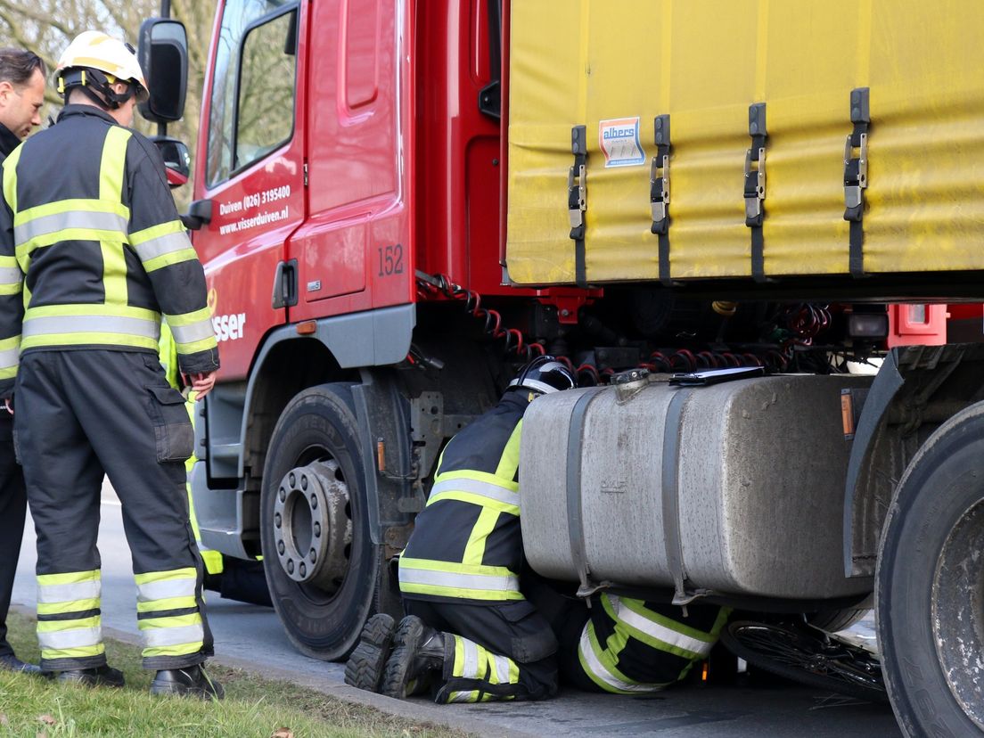 Fietster beland onder vrachtwagen in Hoogvliet (MediaTV)