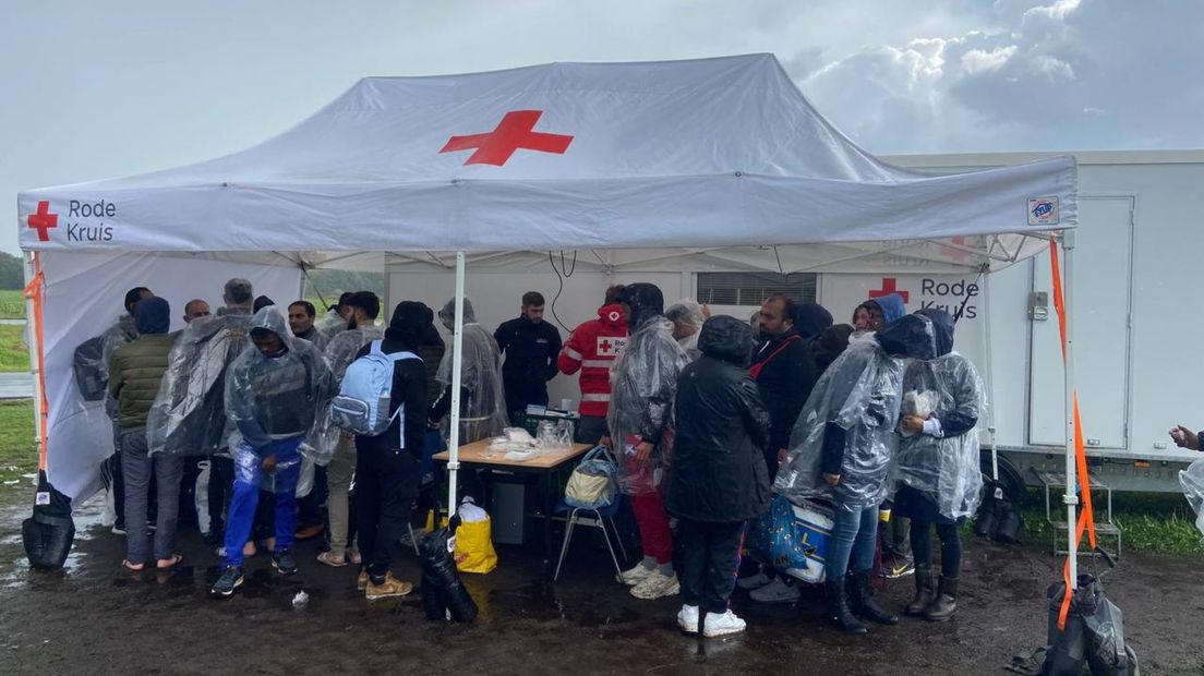 Mensen schuilen bij het Rode Kruis