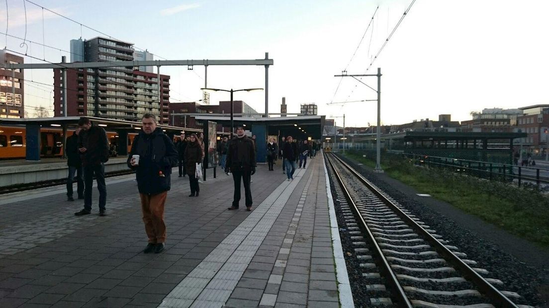 Treinreizigers wachten op station Enschede