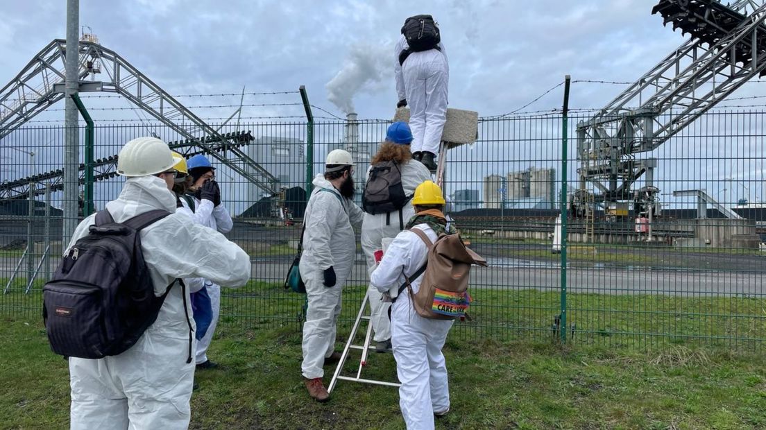Actievoerders klimmen over de hekken bij de kolencentrale
