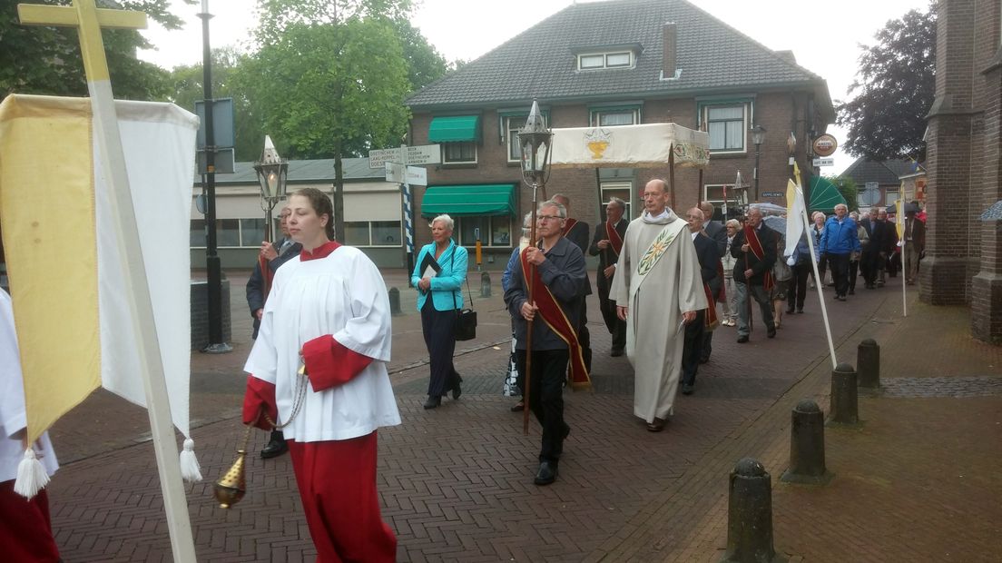 Zo'n 150 gelovigen hebben zondag deelgenomen aan de jaarlijkse sacramentsprocessie in het dorp Wehl in de gemeente Doetinchem.