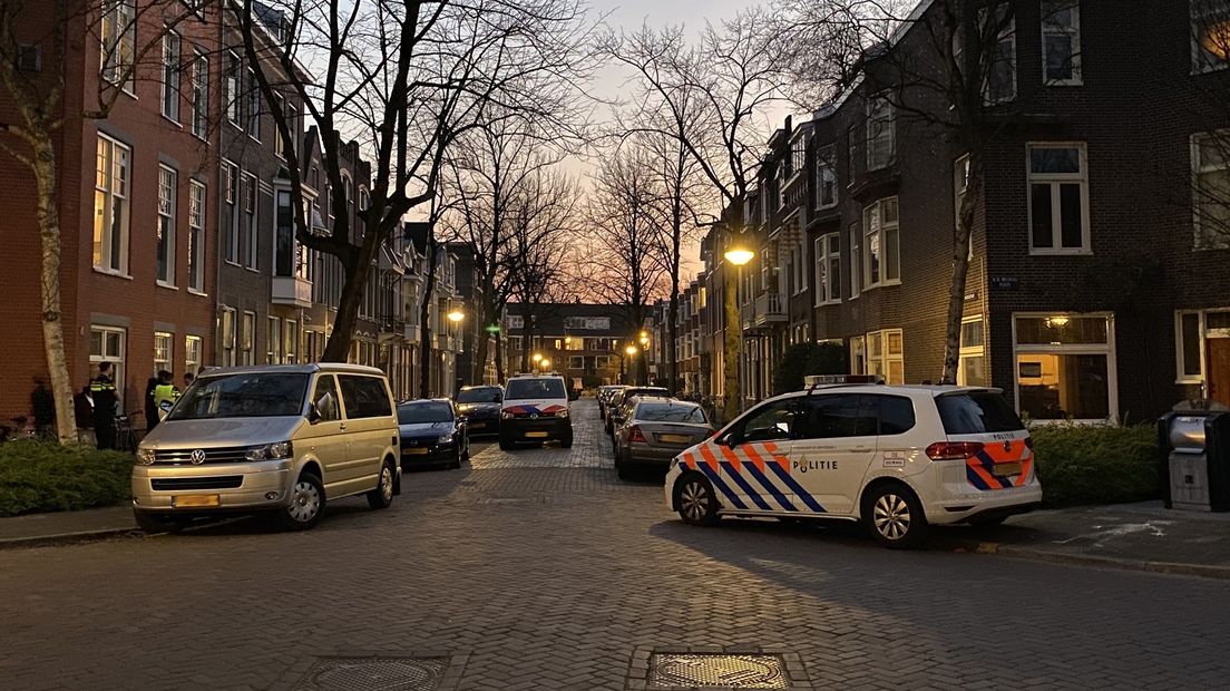 Politieagenten nemen poolshoogte op de plek waar de jongeren slaags raakten.