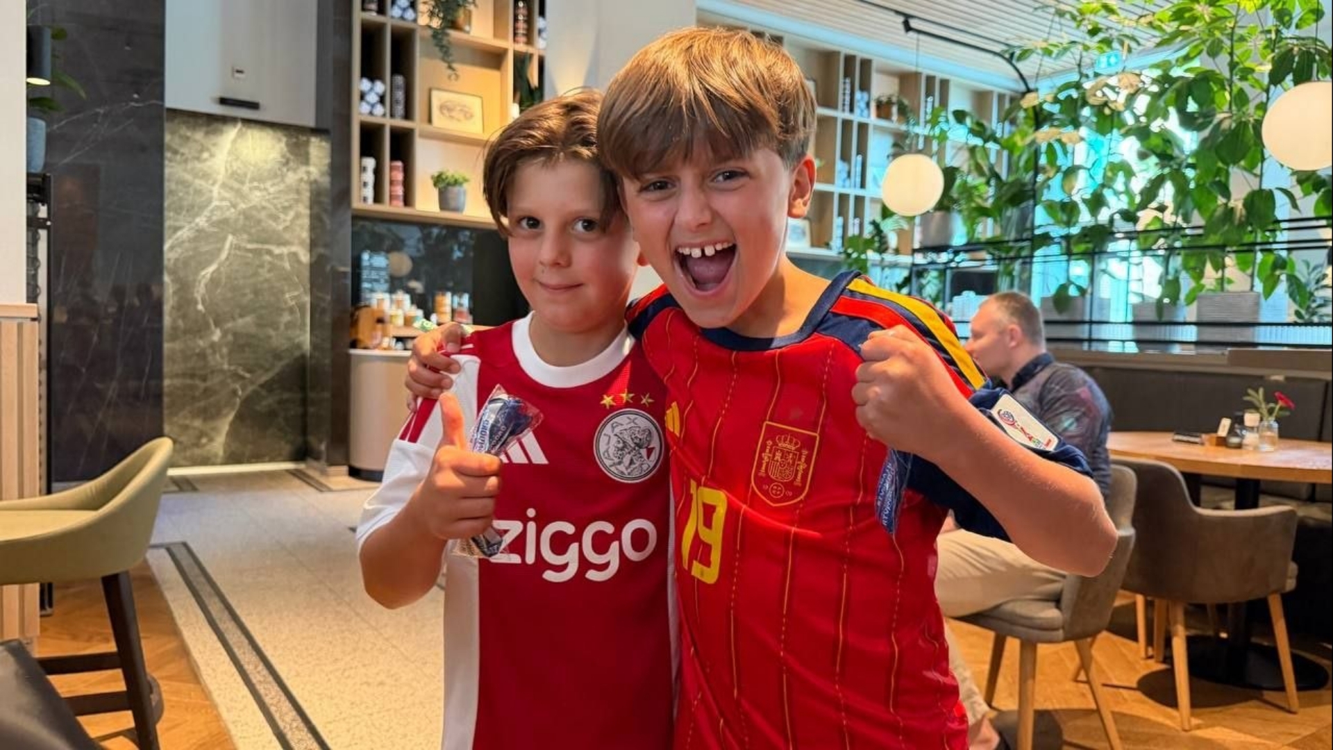 Mika (links) met zijn broer Ruben