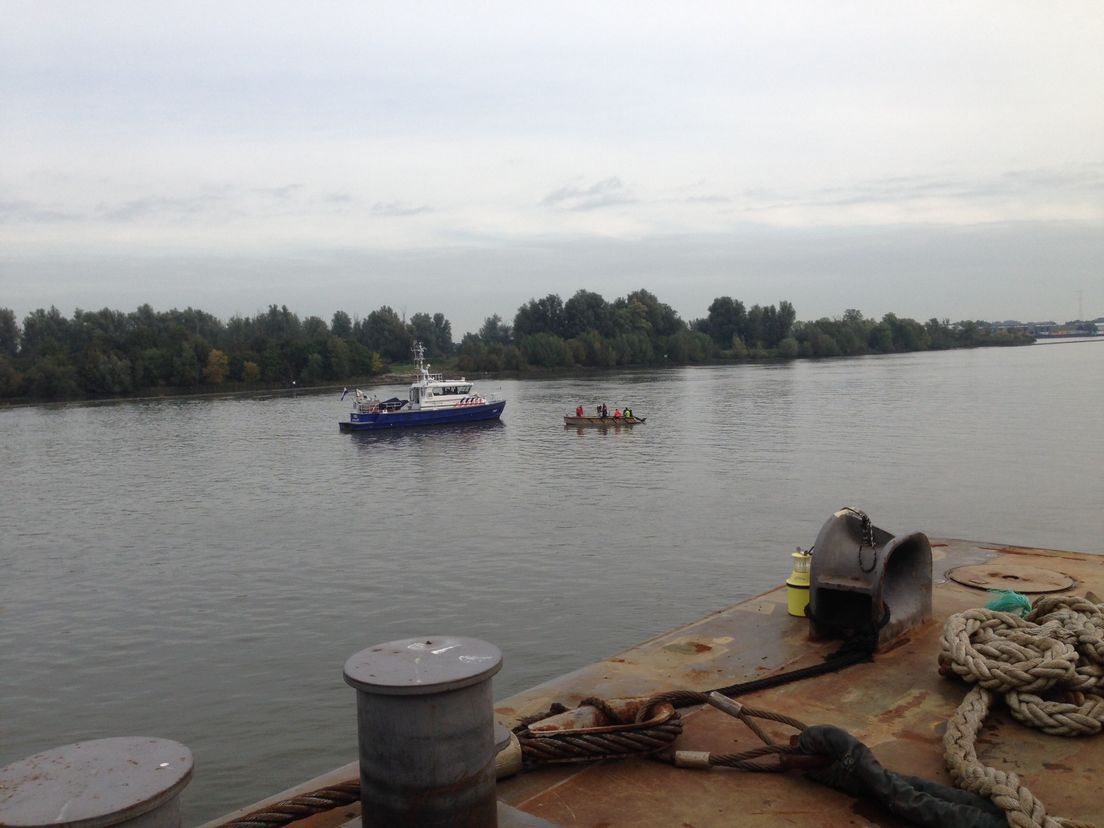 De plek waar de boot zou liggen. Duikers zoeken nu naar vrouw die nog in de boot zou zitten