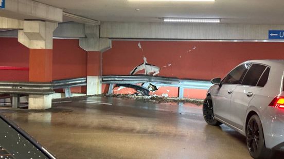 Gat in muur parkeergarage na botsing