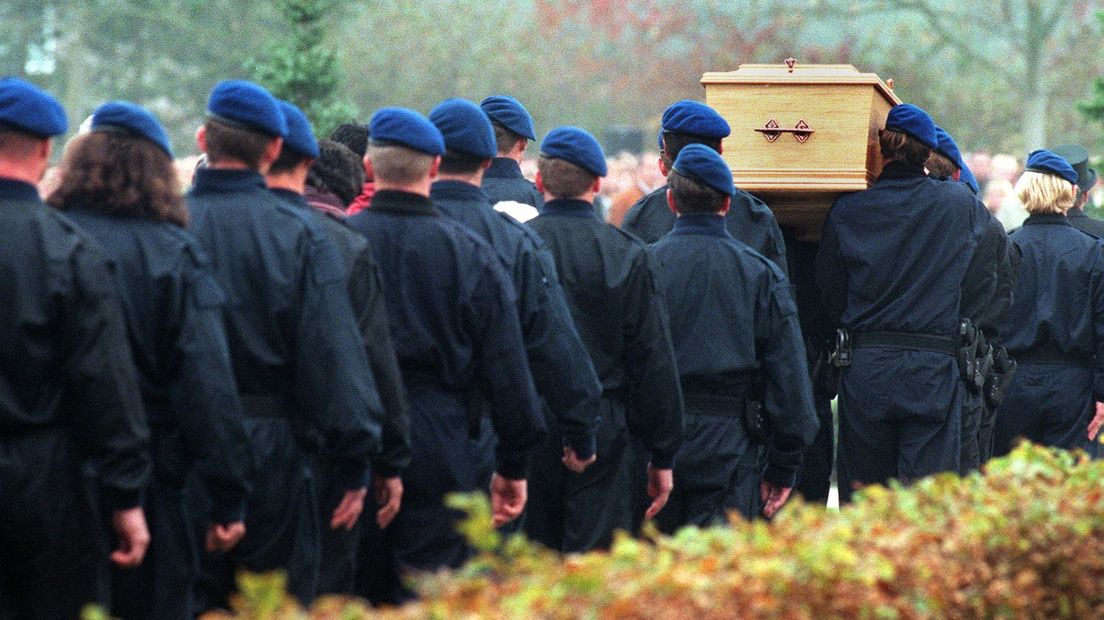 Politieagenten van het korps Rotterdam-Rijnmond bij de begrafenis van Allegonda Gremmer