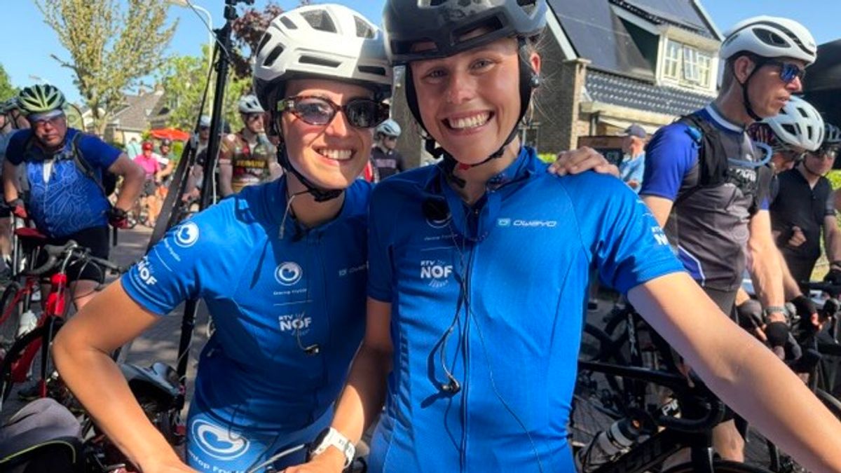 Omropverslaggevers Isa en Demi volbrengen de Fietselfstedentocht