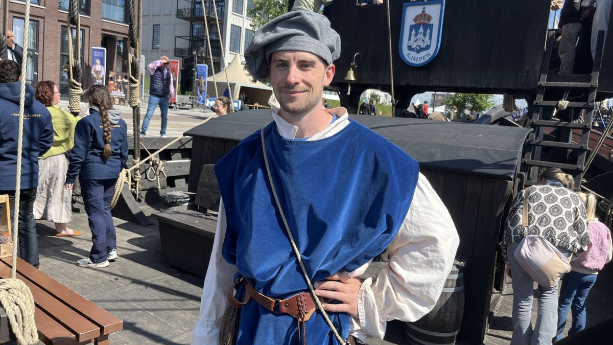 Bezoekers bewonderen gigantische zeilschepen op de kades van Vlissingen