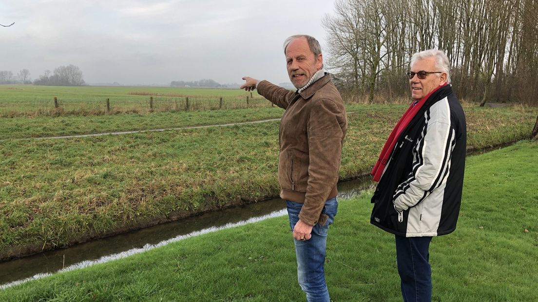 Bezwaarmakers Piet Tuinman en Joop Haak. Piet wijst de plek aan waar de nieuwe rondweg moet komen