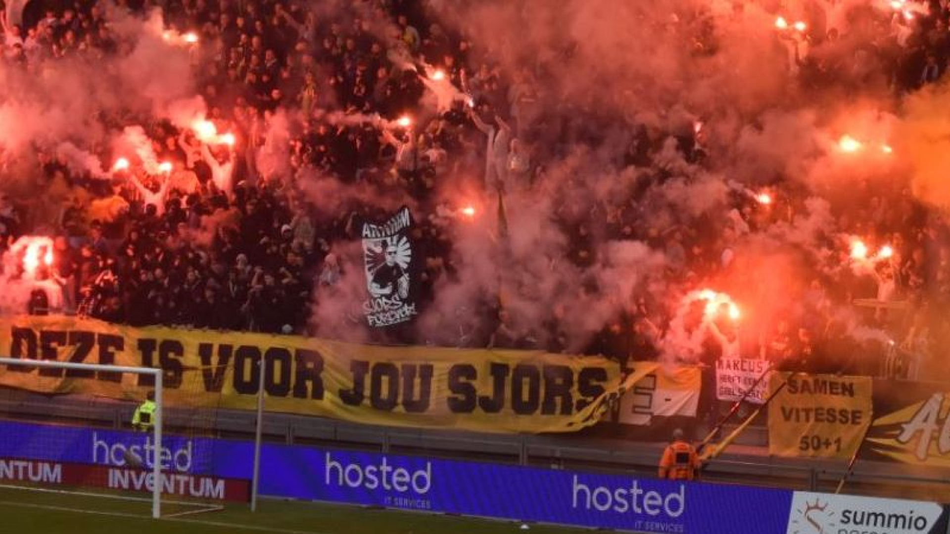 Het vuurwerk voor Sjors bij Vitesse-Willem II.
